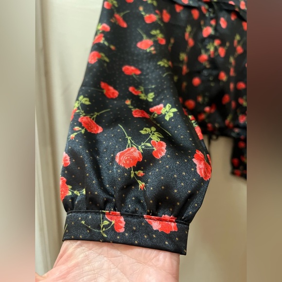 ⚫️ BOGO Revamped Black and Red Floral Blouse Cropped Long Sleeve Size XS - Picture 3 of 9